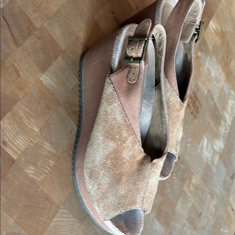 VIONIC Tan Wedge Sandals